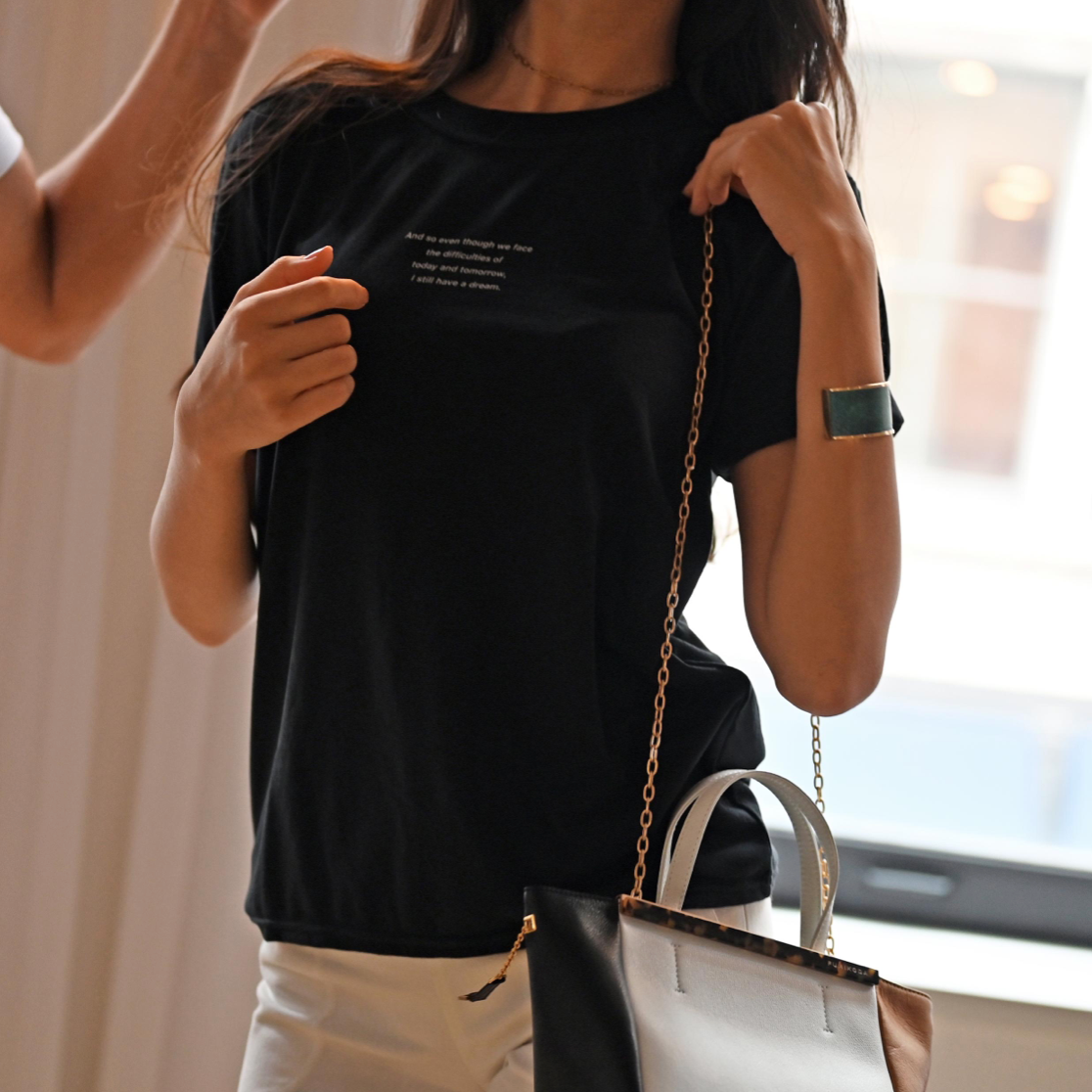 サスティナブルTシャツ「CHRIS」（SS、S、Mサイズ、8,580円） ※写真はSSサイズ