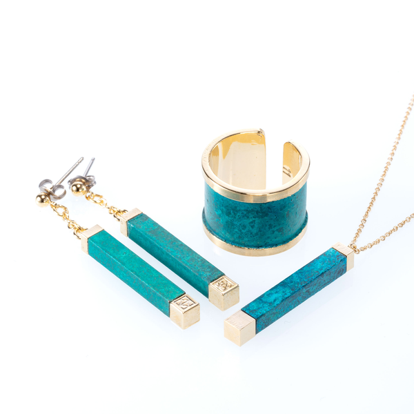 高岡銅器を使用したNOA（リング）、JULIA（ピアス）、NICOLA（ネックレス）