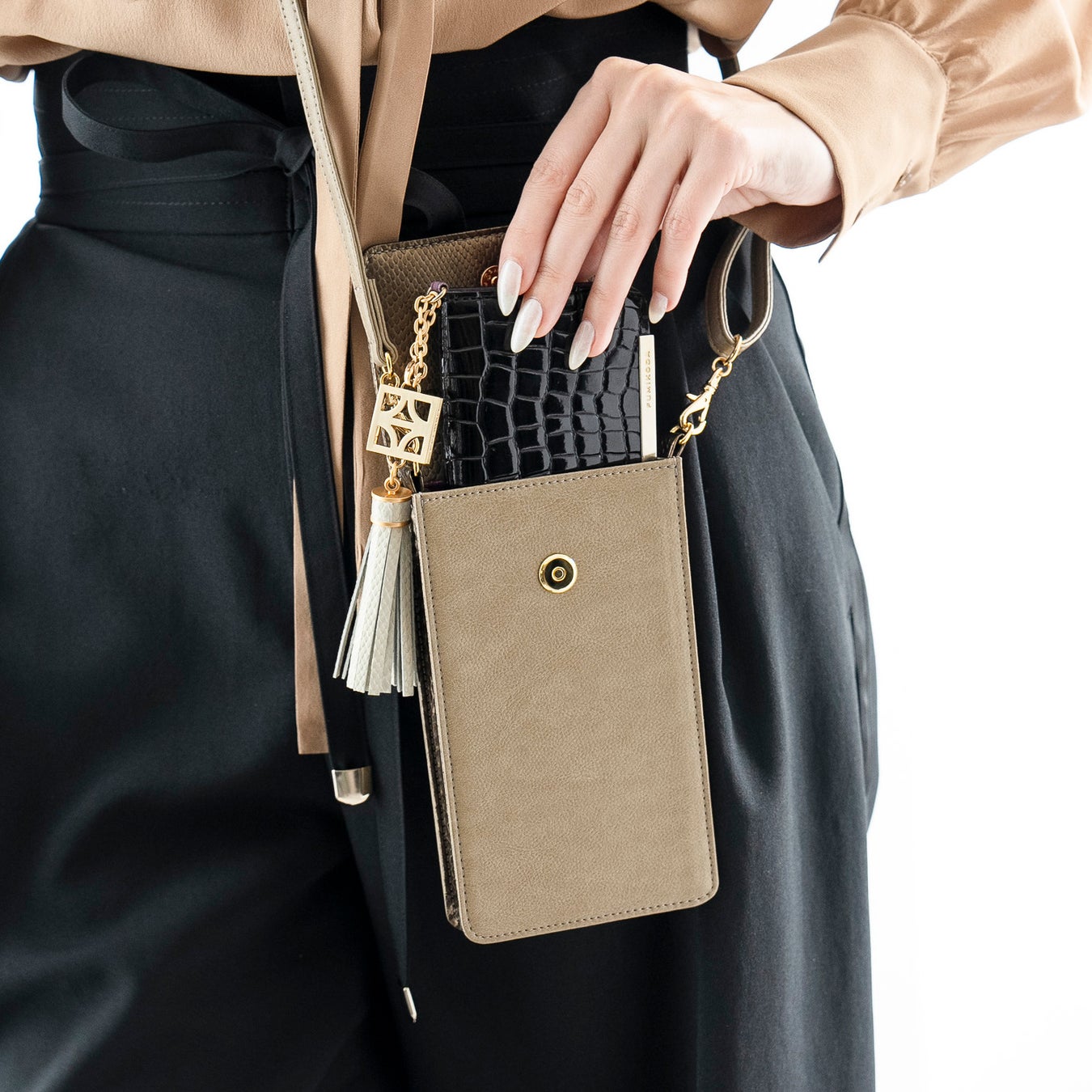 SONIA:スマホポーチ(ベージュ×ゴールド)