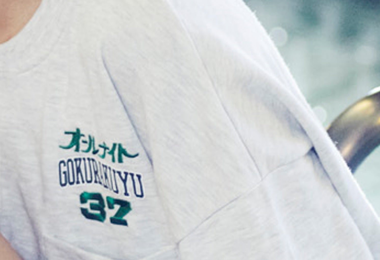 カラーはブラックとアッシュグレーの2色展開。ゆったりとした現代的なシルエット感に