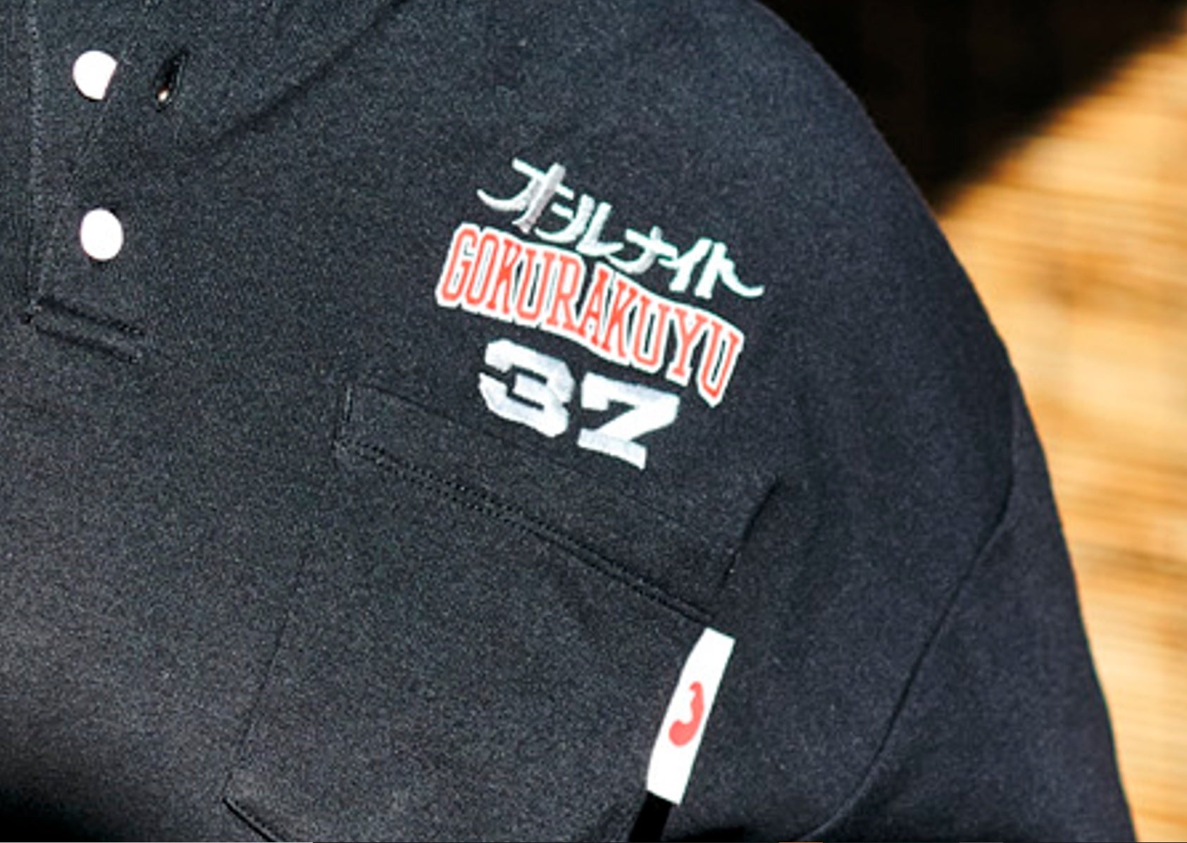 第二弾は、胸元に37（サウナ）のナンバリングをしたFREAKS STOREらしいカレッジロゴ風のデザイン