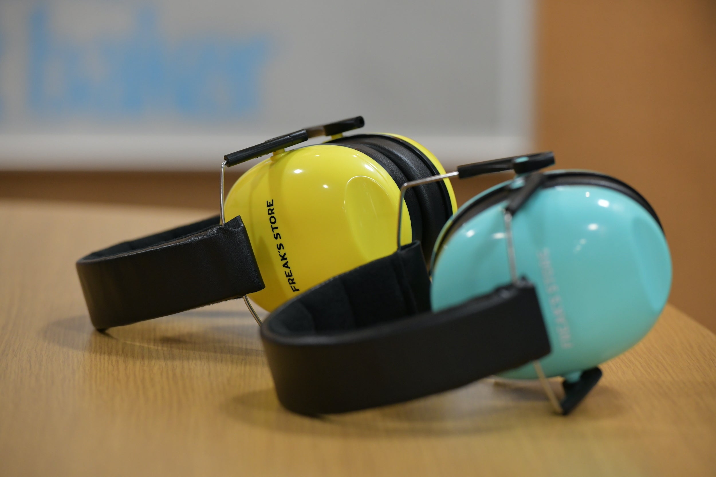 無料貸し出し用のポップなカラーで制作したキッズ用のイヤーマフ