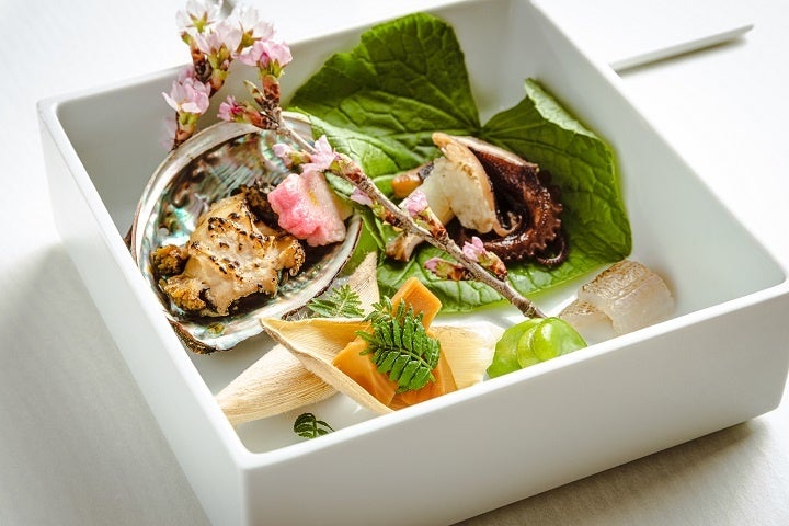 [八寸] 飯蛸旨煮 木の芽竹の子味噌もろみ漬け 鮑柚子胡椒味噌焼き　櫻麩揚げ　ほか