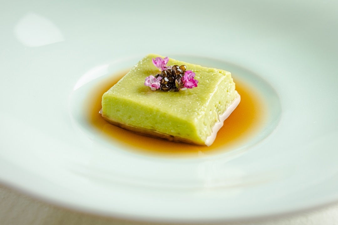 [先付]　うぐいす豆腐　キャビア　花穂　 「銀座豉特選　雅」の上澄み