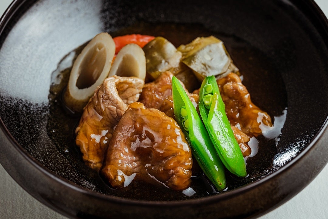 [強肴]加茂茄子と鹿児島黒牛の治部煮風　トマト　管牛蒡