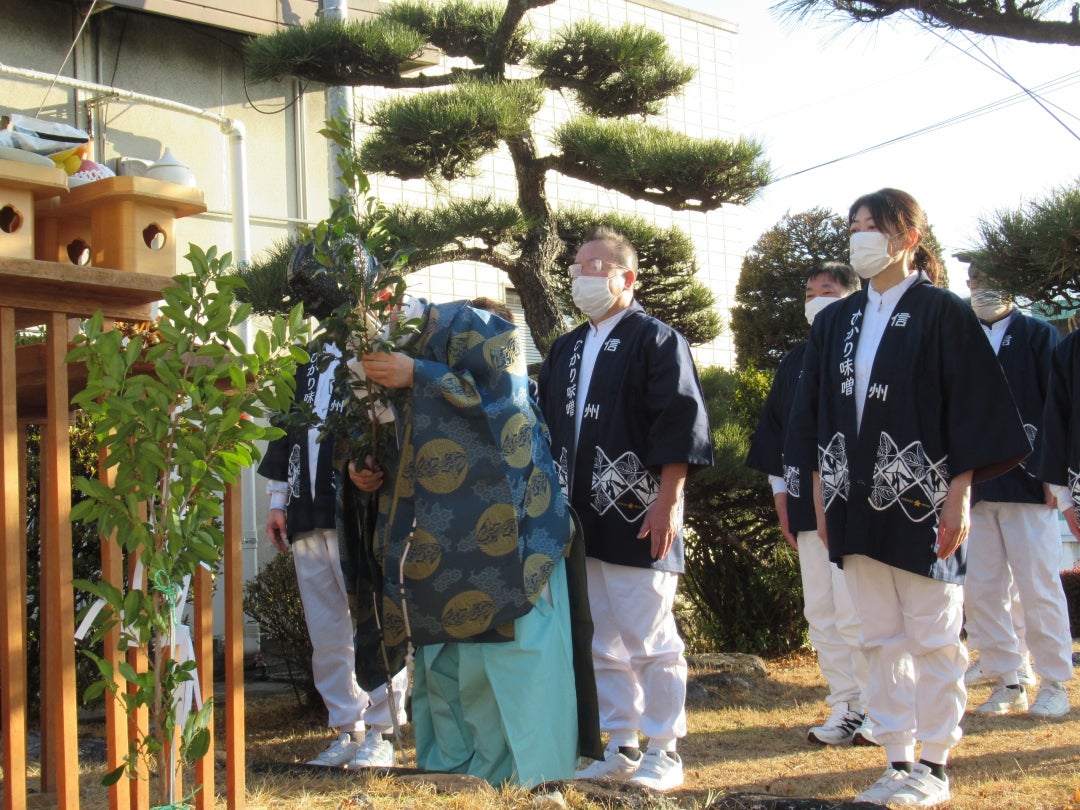 大寒仕込み当日は、工場内にある醸造の神を祀る祠で美味しい味噌󠄀の仕上がりを祈願する。