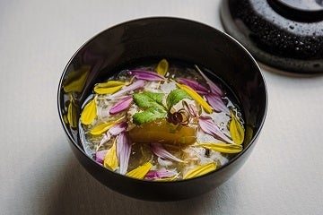 [椀物] 渡り蟹すり流し 聖護院蕪 防風 ちらし菊花