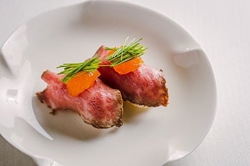 [お凌ぎ] ローストビーフ握り 芽葱 卵黄味噌󠄀だまり漬け