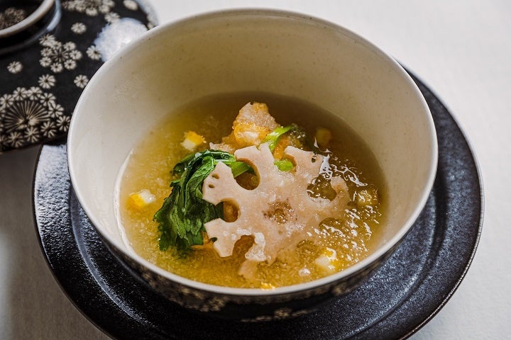 [椀物] 鱈白子黄身揚げみぞれ仕立て 加賀蓮根　あられ柚子