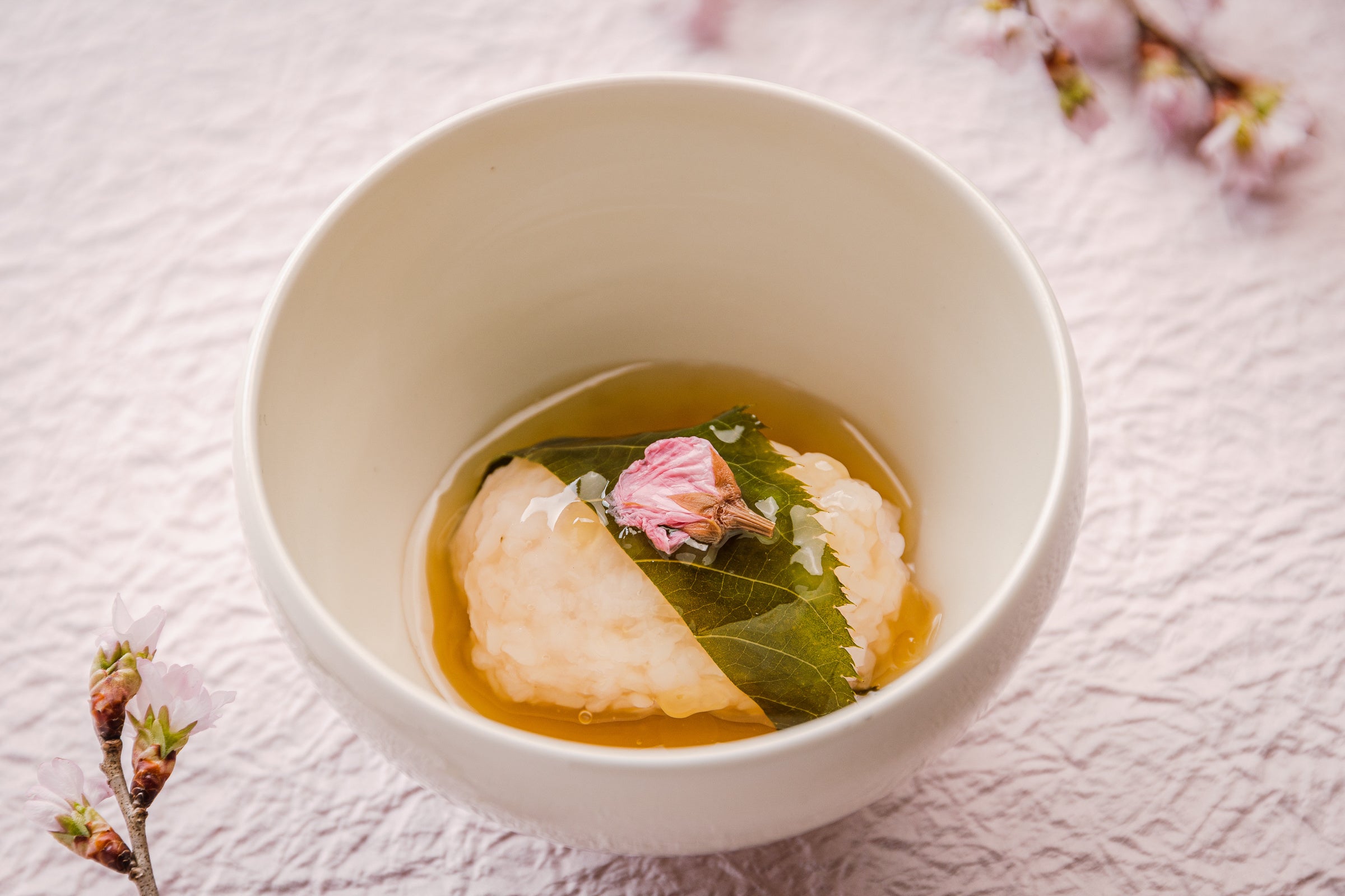 [お凌ぎ] 道明寺桜葉蒸し鯛射込み「銀座豉特選 禅 甘口白糀」上澄み餡