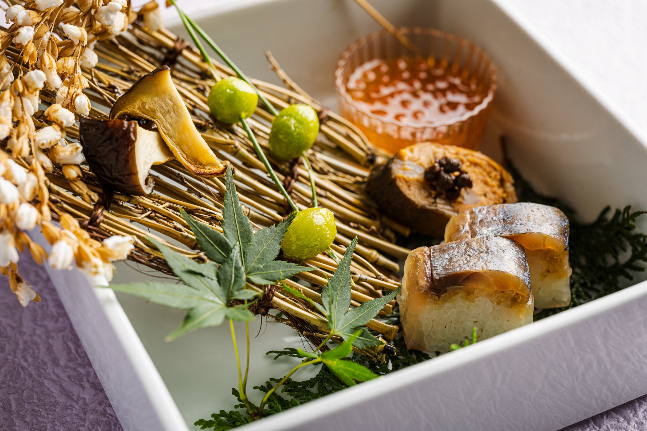 [八寸] 鮎甘露煮　大黒しめじ味噌󠄀漬け　鯵棒寿司 いくらしょうゆ漬け 振り柚子　揚げ銀杏　稲穂