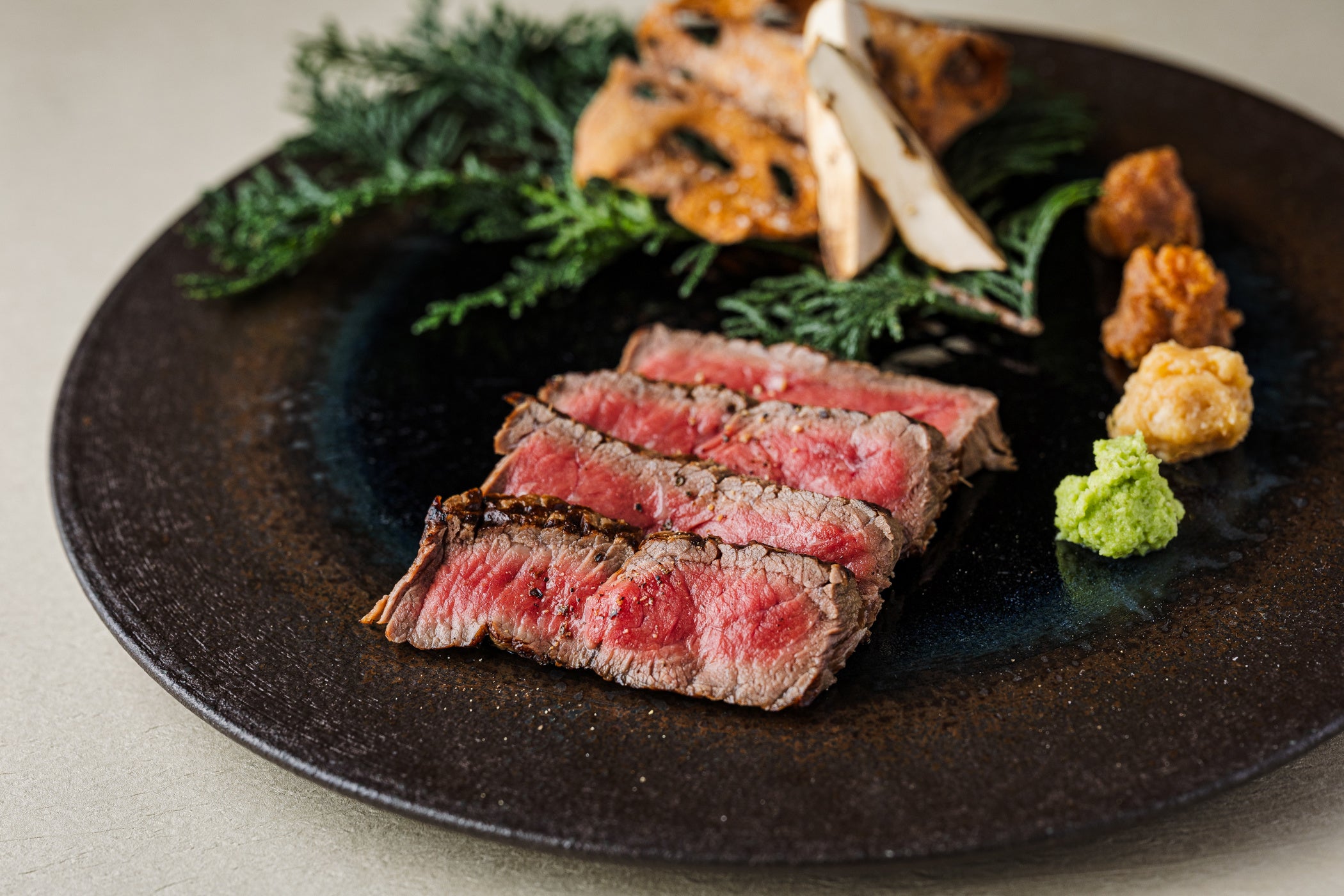 [強肴] 尾崎牛ステーキ　松茸　蛇篭蓮根 　『銀座豉特選』味噌󠄀三種　山椒