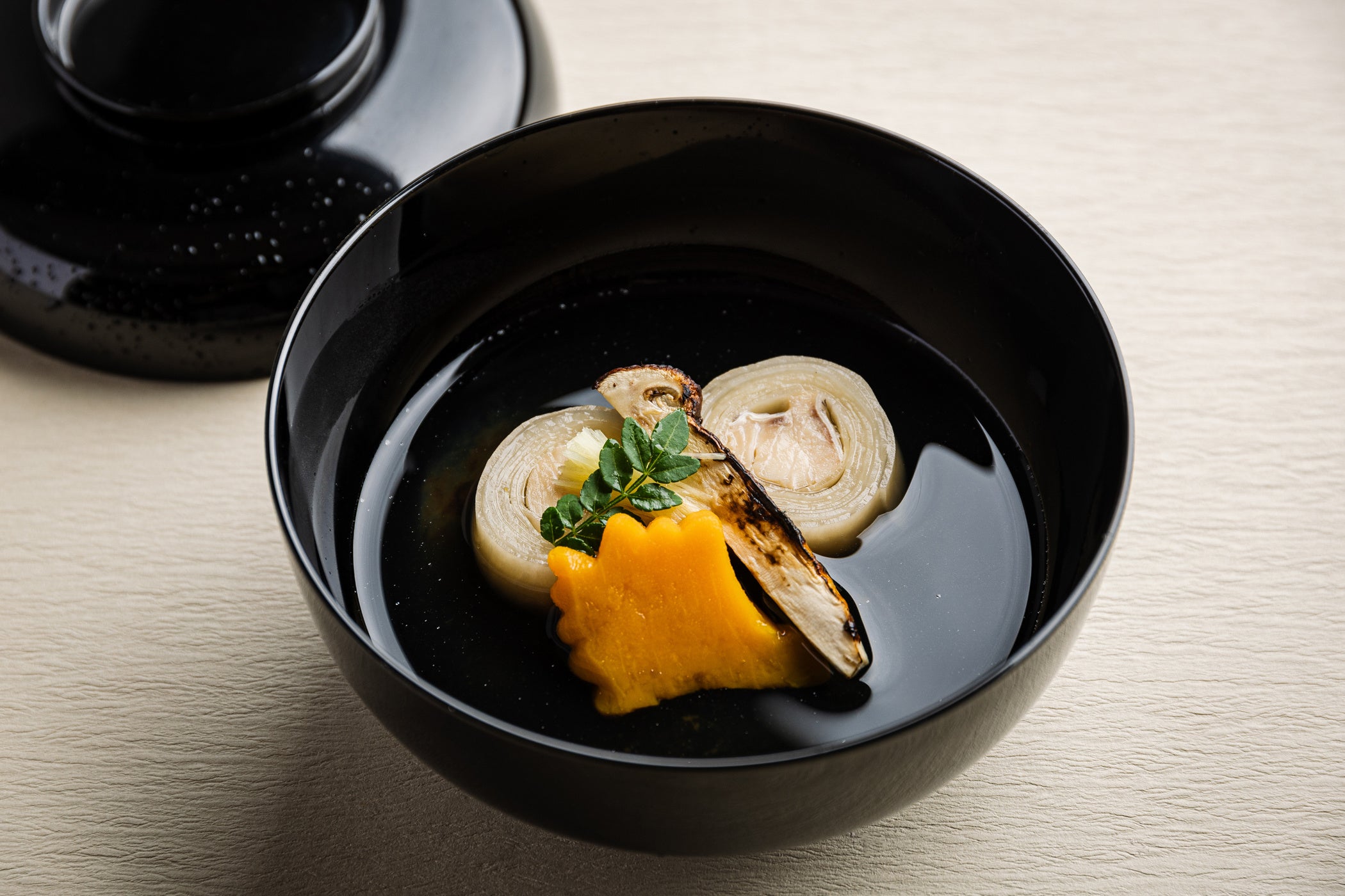 [お椀] 鯛砧巻き 名残り松茸 いちょう南瓜 木の芽 針生姜