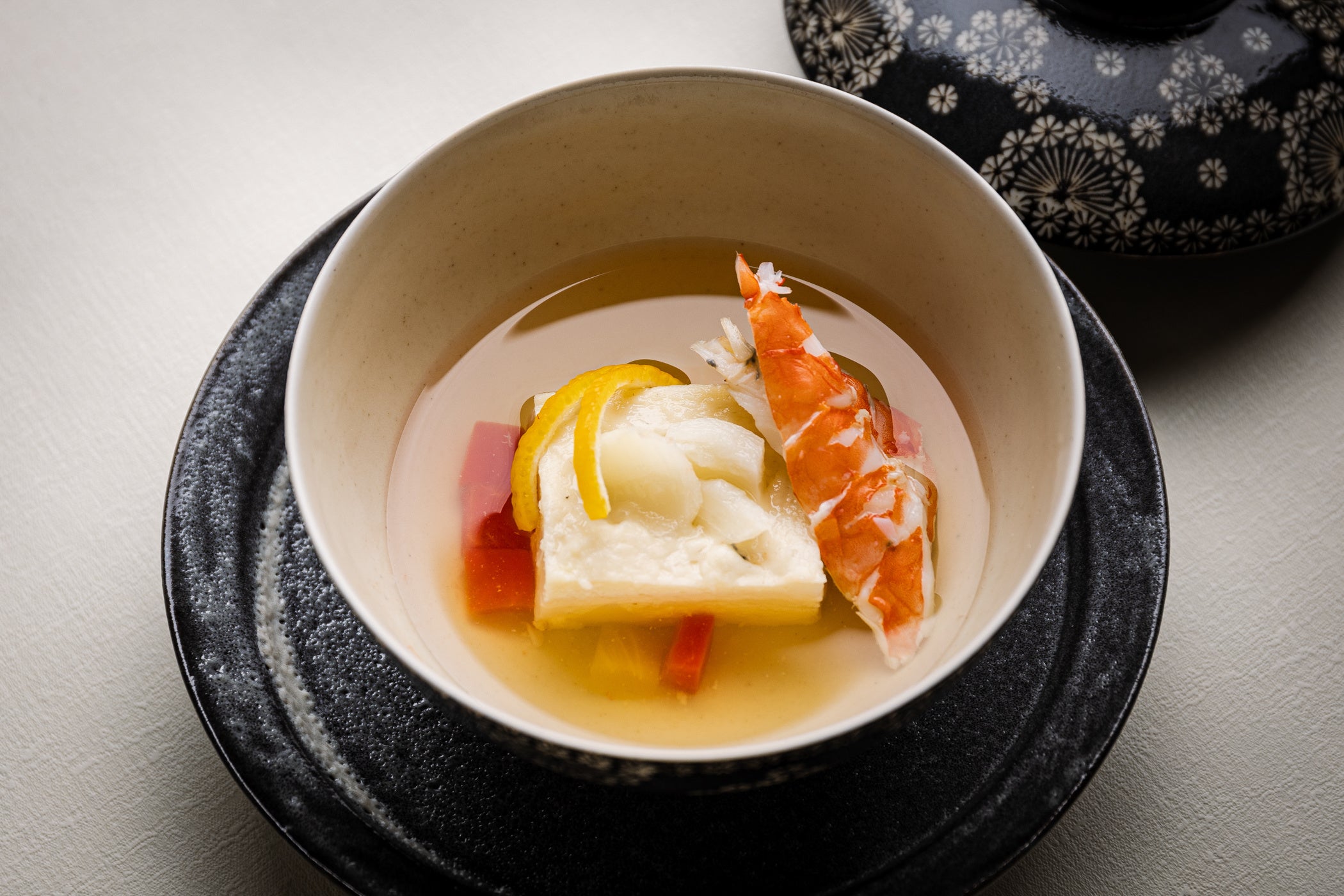 [お椀] 帆立と百合根の真丈　徳島県産足赤海老　二色の霰パプリカ　松葉柚子