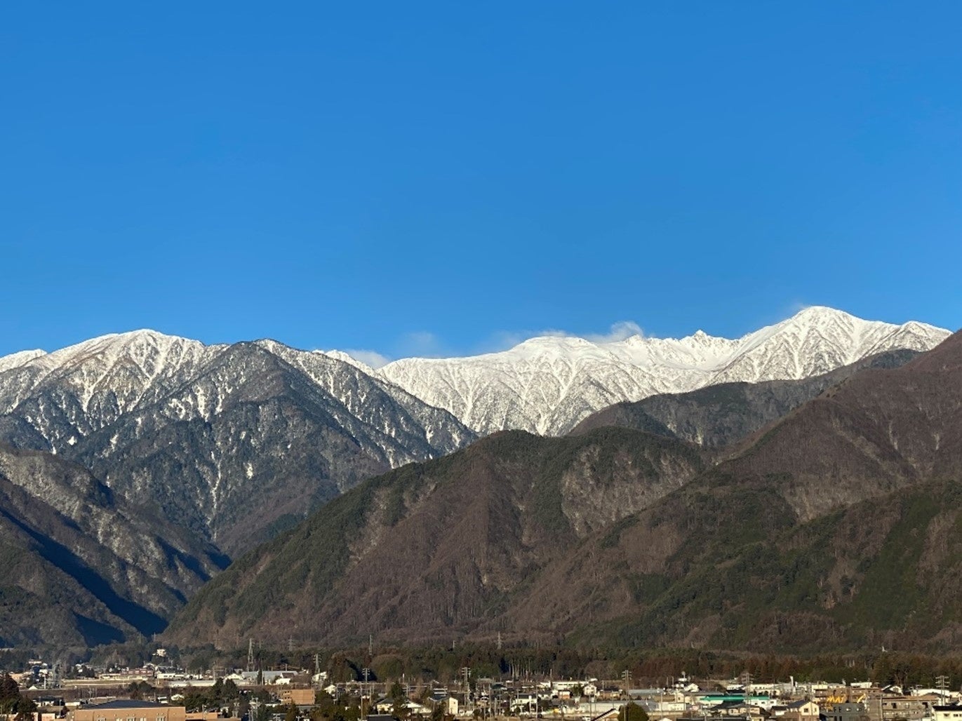 晴れ渡った青空に、中央アルプス山脈が映える2024年「大寒仕込み」の朝