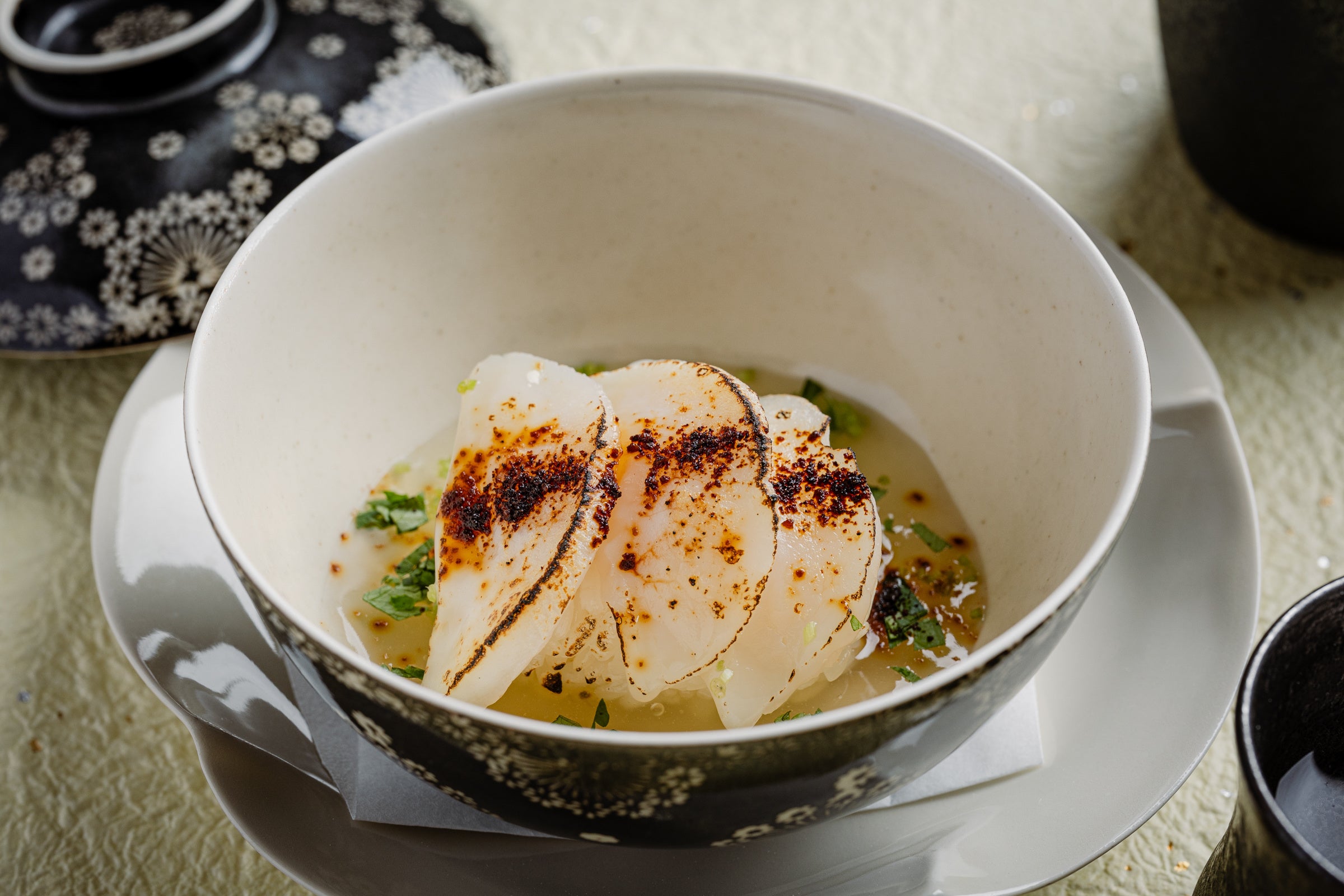 [お凌ぎ] 帆立の飯蒸し　刻み三つ葉　貝だし餡　自家製味噌󠄀パウダー