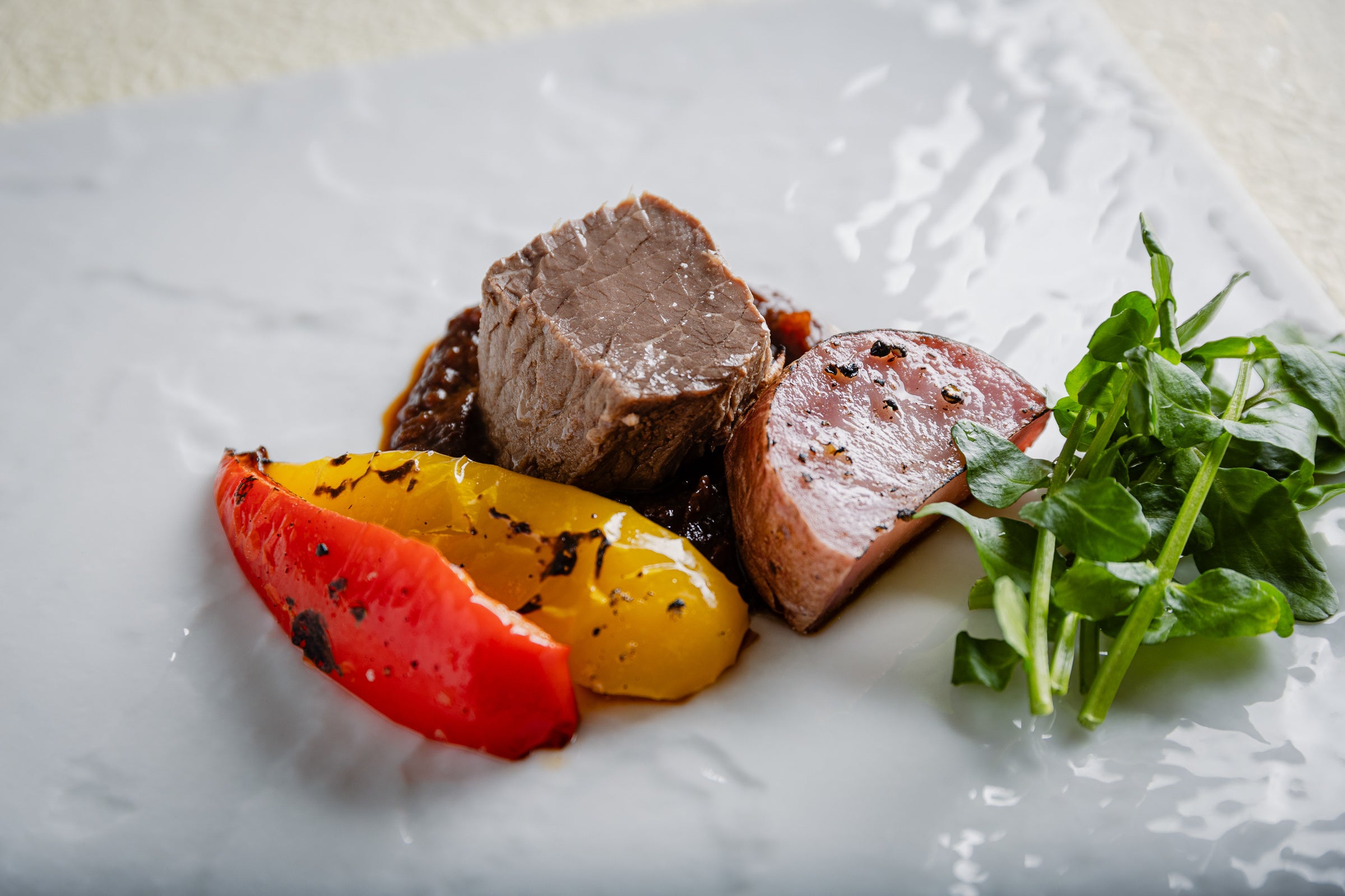 [強肴] 尾崎牛ホロ煮　自家製味噌󠄀デミグラスソース　クレソン　ノーザンルビー（山形県産じゃが芋の1種）　パプリカ