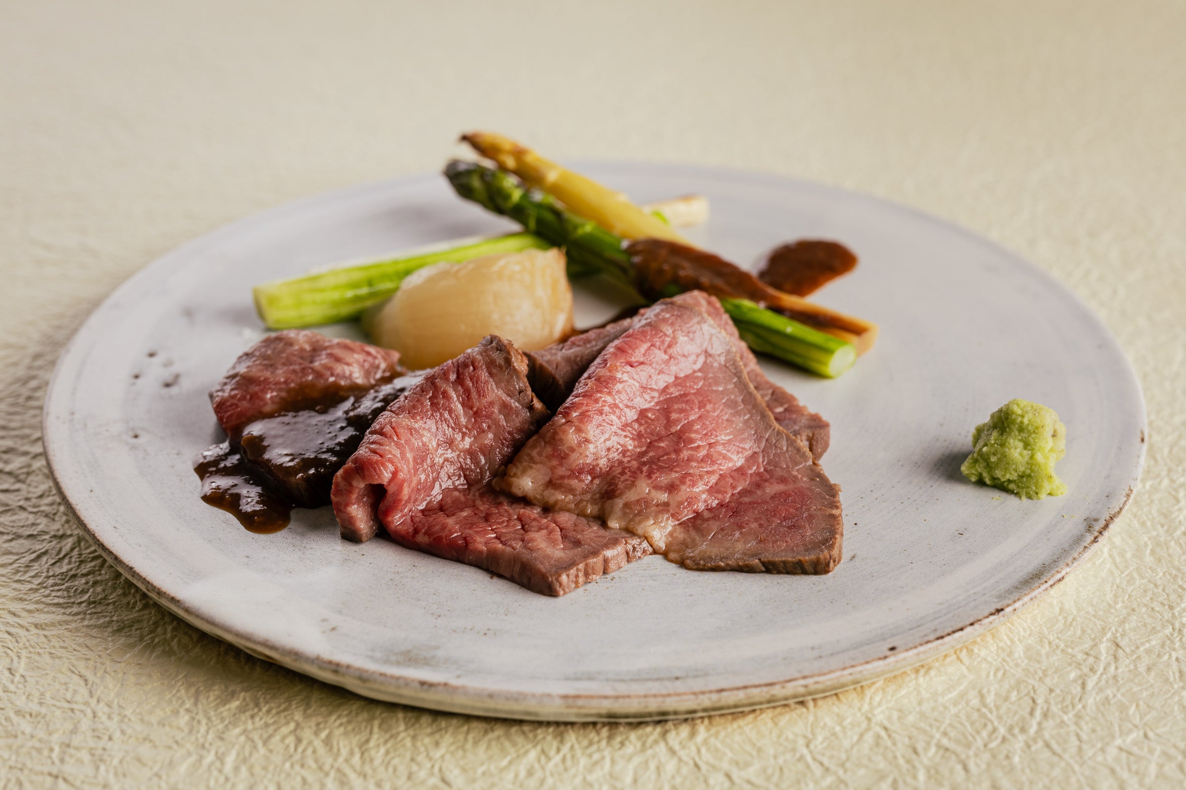 [強肴] 尾崎牛のローストビーフ味噌󠄀漬け　飴色新玉ねぎ　アスパラガス　山葵