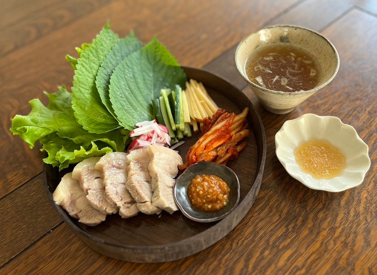 メイン　「甘辛味噌󠄀ダレの茹で豚巻きポッサム」