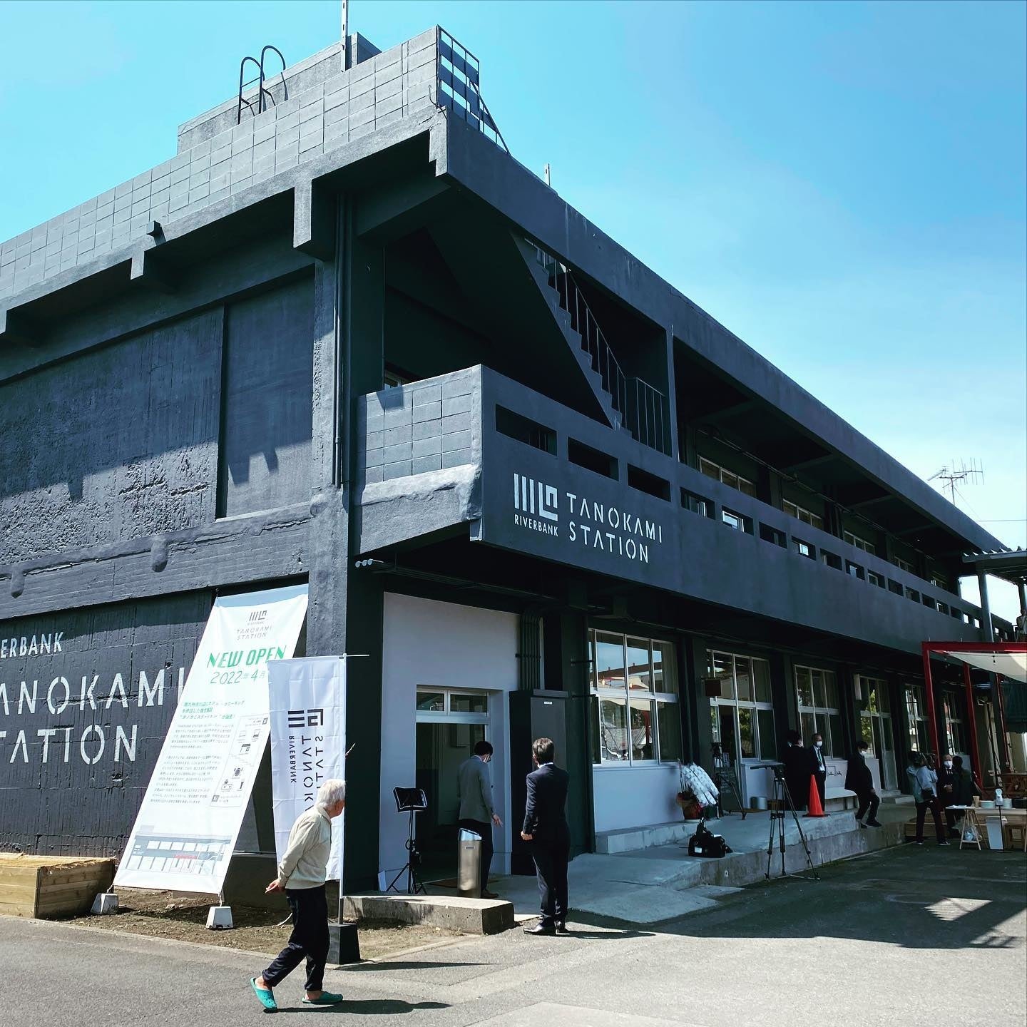 オープン初日の様子。地元の方が訪れる。