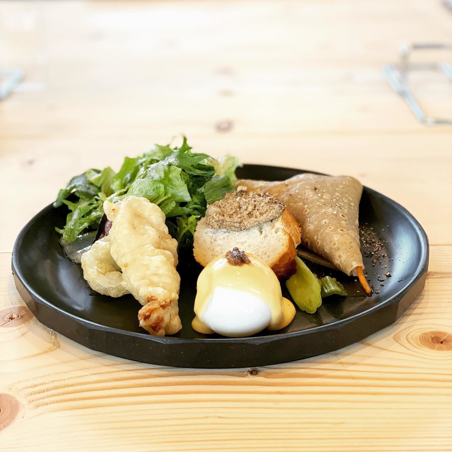 オープン初日。地元の農作物を使った装飾やランチプレート