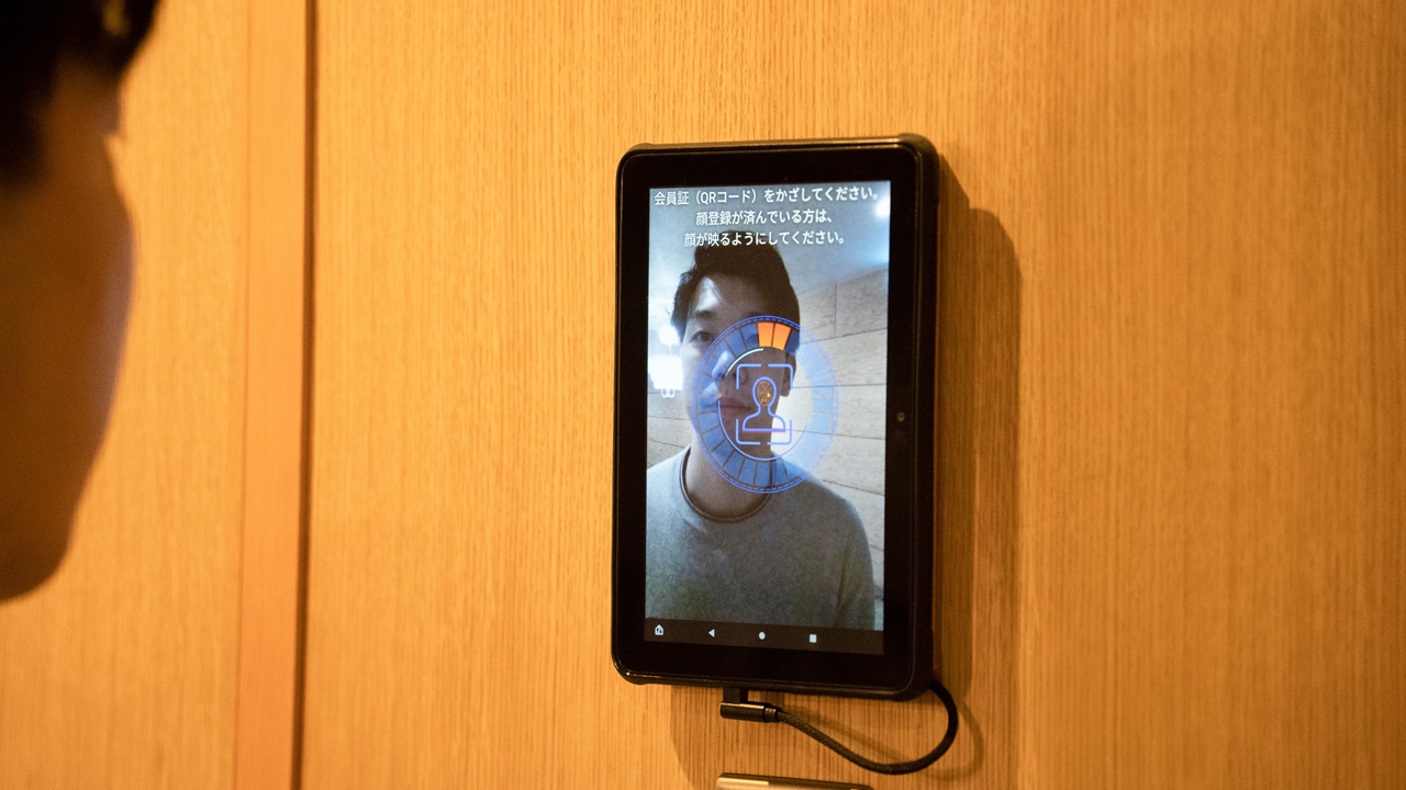 ステイルーム前の顔認証セキュリティ