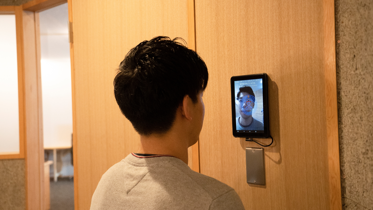 ステイルーム前の顔認証セキュリティ