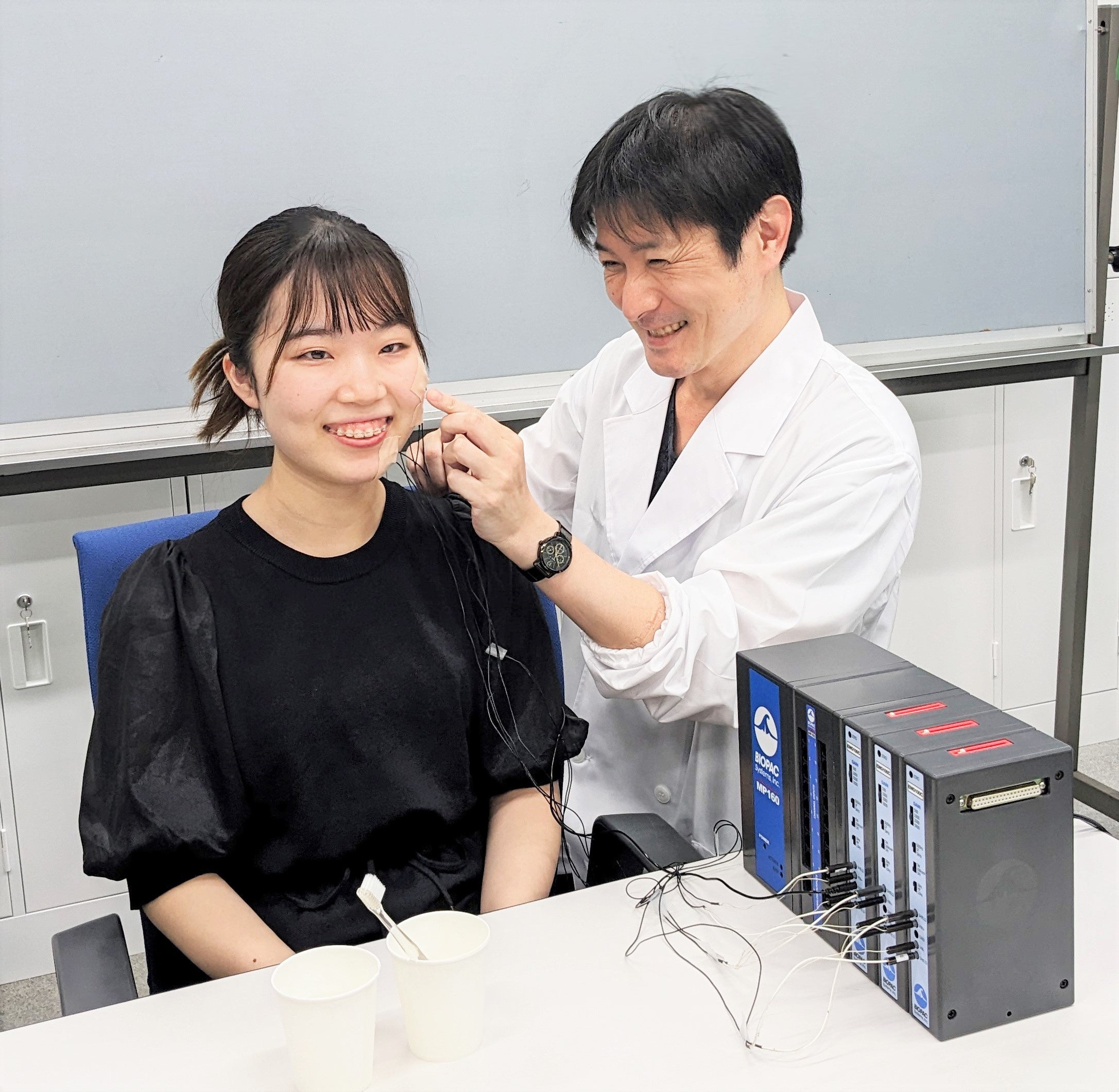 被験者に電極を貼付し「いつもの歯みがき」と「歯が命体操」をおこなってもらい、表情筋の活動を計測・比較した。