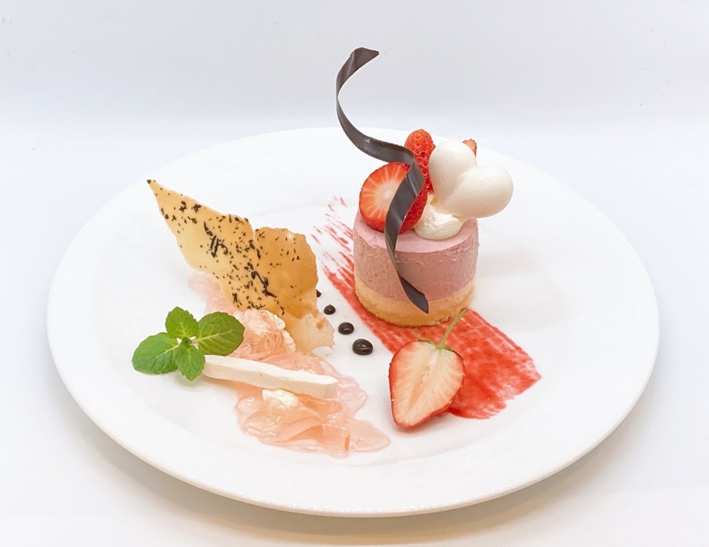 飯塚高校「E‘toile filante」と貝印が共同開発したオリジナルスイーツ「Petite joie ～イチゴ＆パッチックムースのクラッシュゼリー添え～」