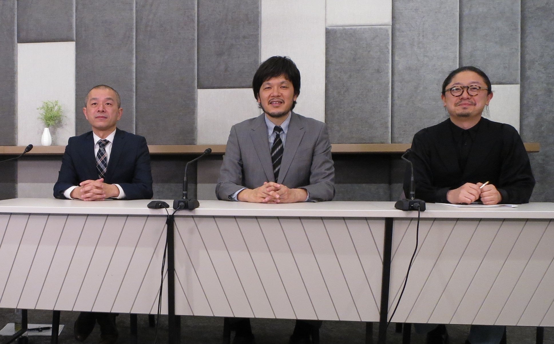 富沢弘和氏、依田栄喜氏、森千紘氏（左から）