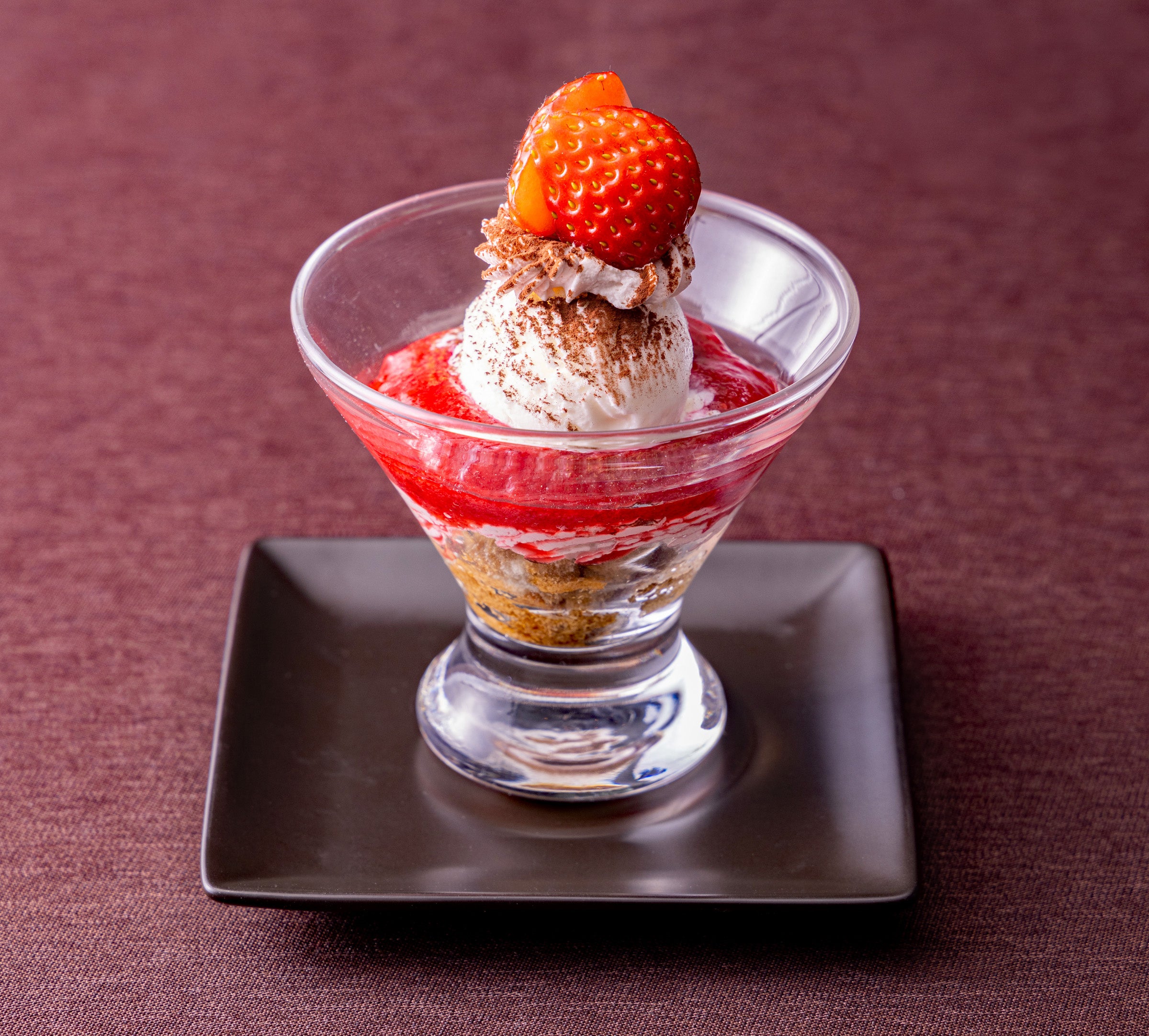 野田鎌田学園高等専修学校「Soleil」と貝印が共同開発したオリジナルスイーツ『ミガキイチゴとマスカルポーネアイスのティラミス』