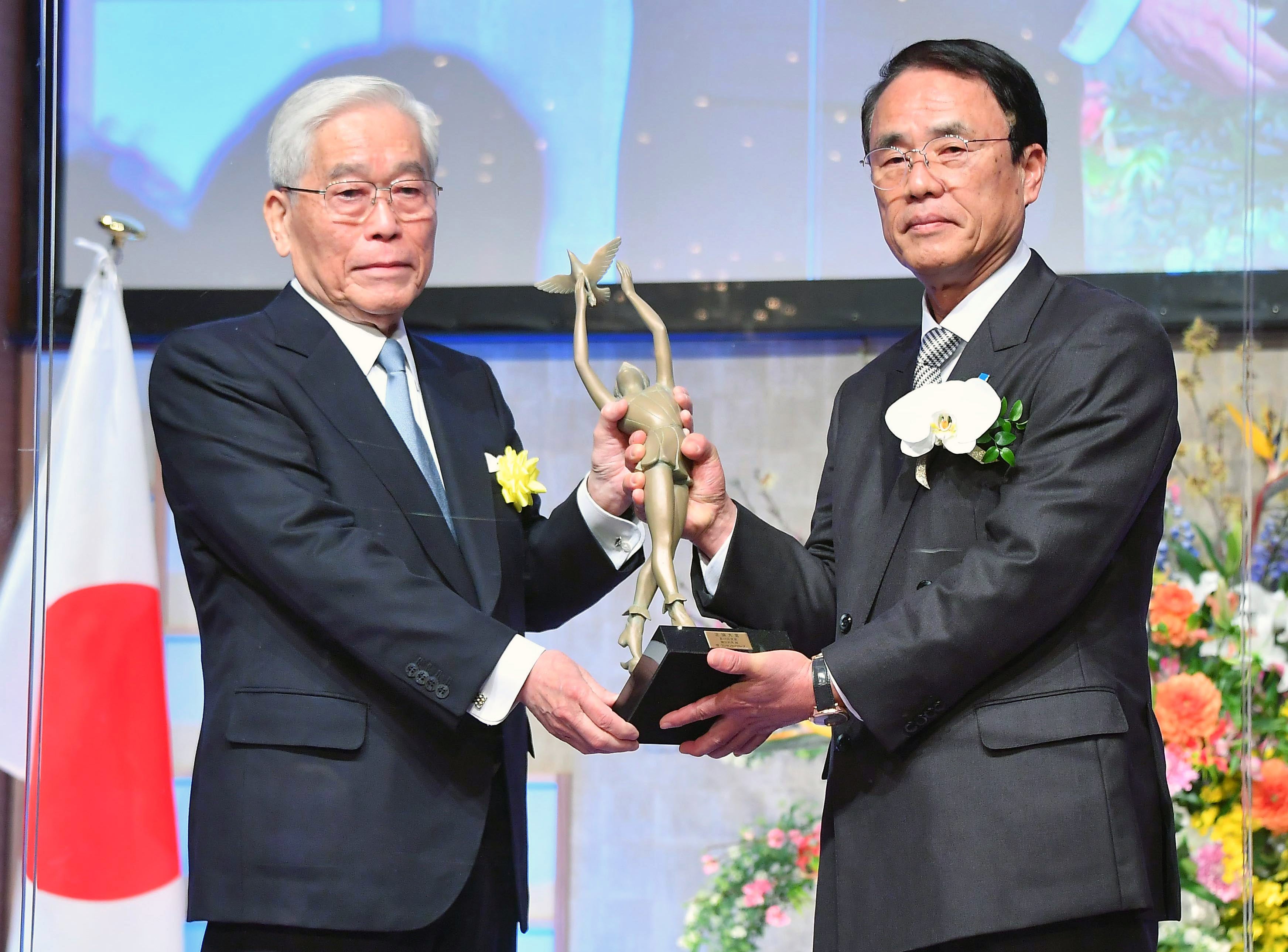 第38回正論大賞を受賞した織田邦男氏（右）