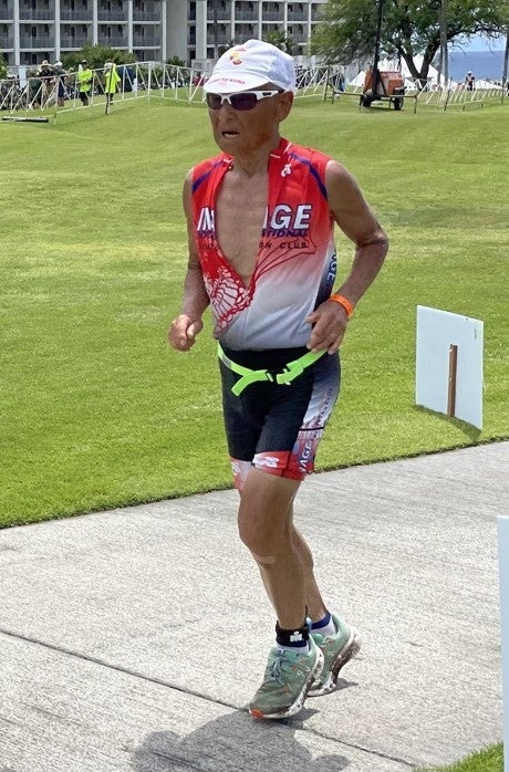 世界最高齢90歳の現役トライアスロン選手 稲田弘選手、ハワイで力走も