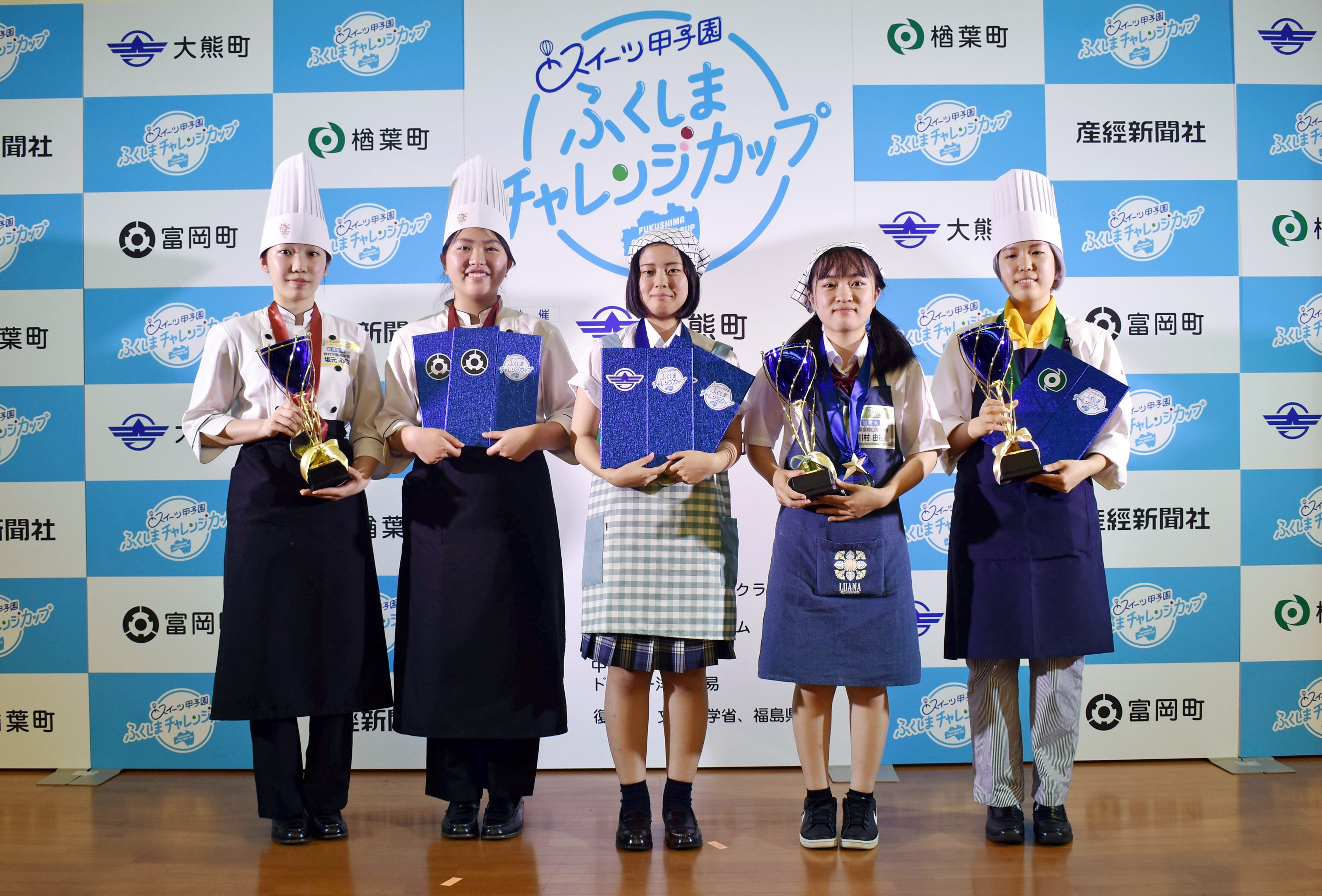 最優秀に選ばれた（左から）坂元心咲さん、山下侑來さん、石塚彩芽さん、川村由桜さん、溝口萌音さん