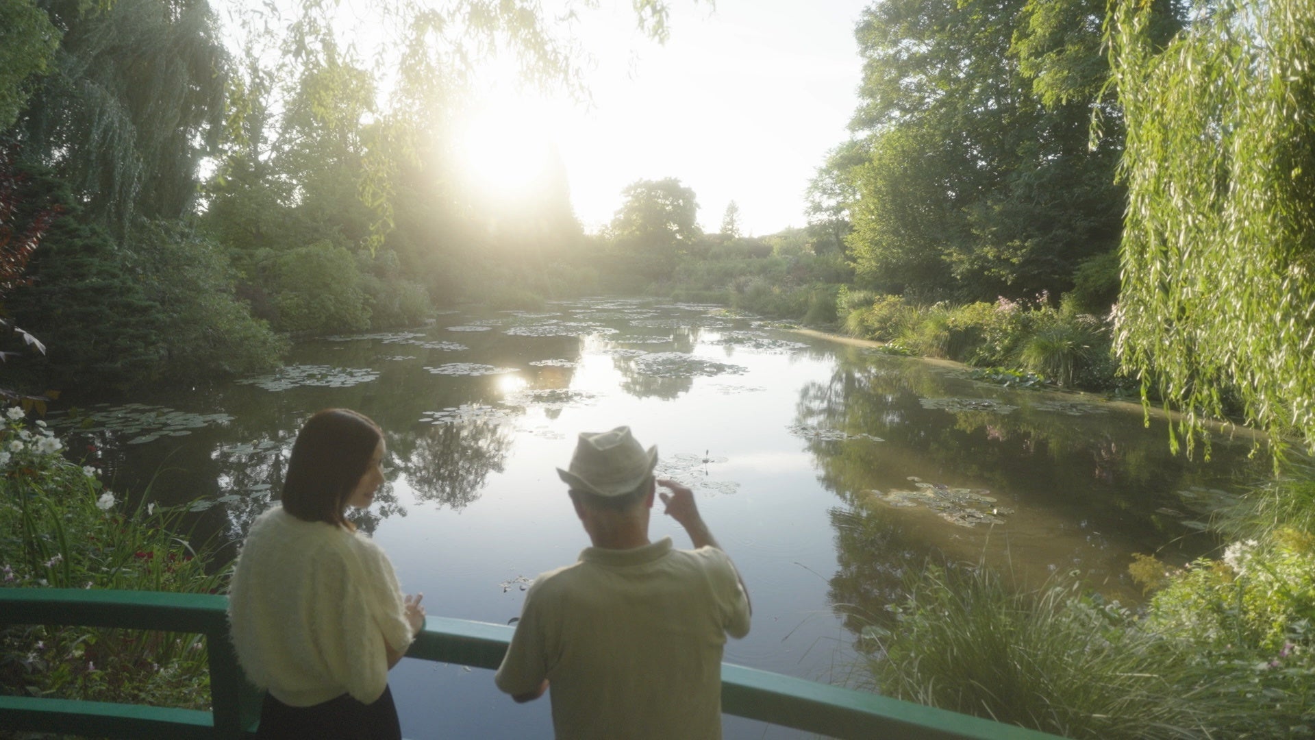 ジヴェルニーの庭で庭師と語らう芳根さん