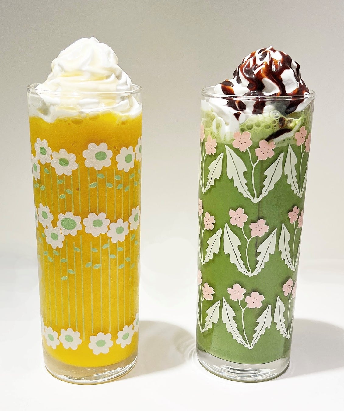 アデリアラプソディー(左)と《千代紙「桜草」》※写真はイメージ