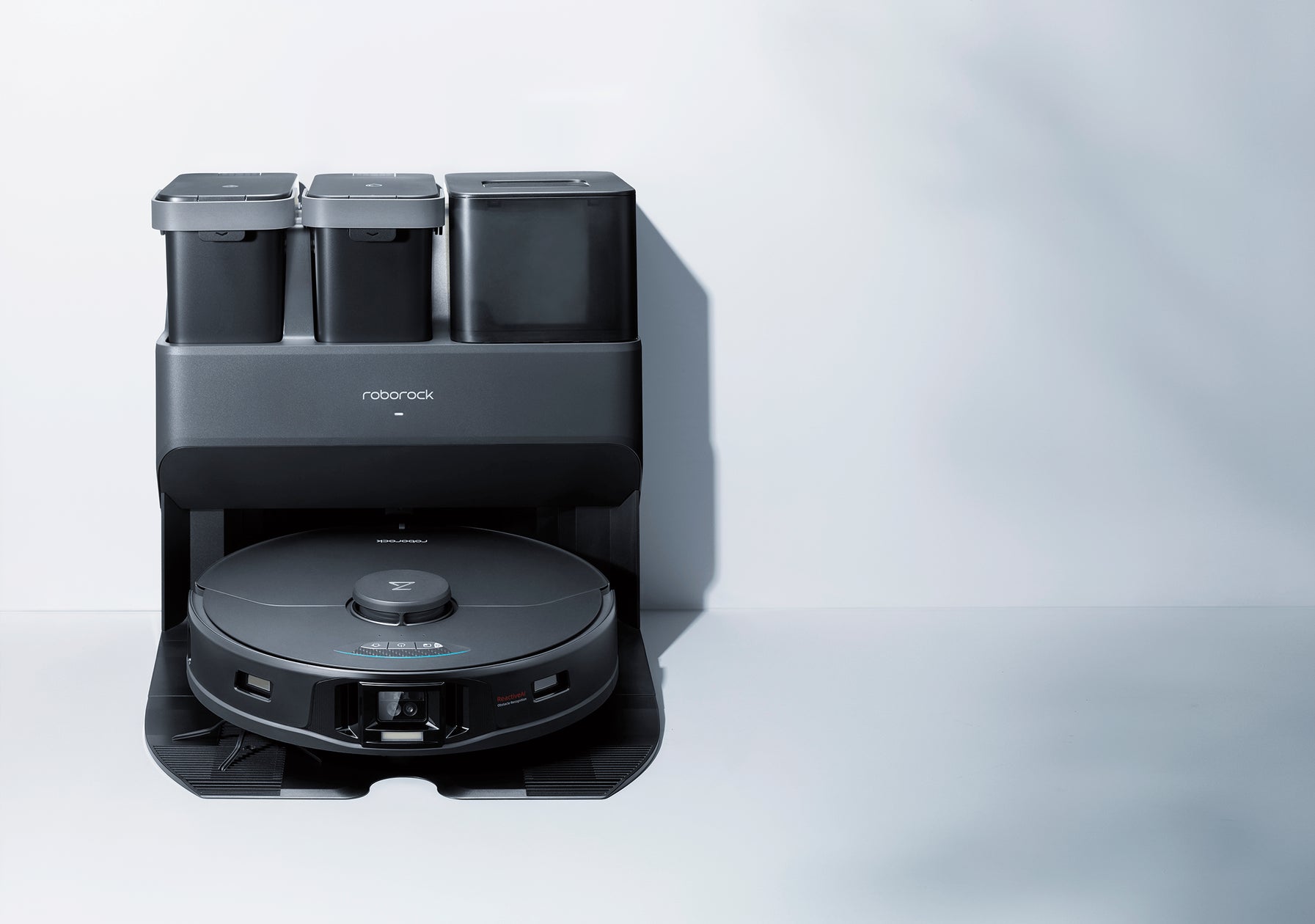 高い清掃力と回避性能に加え、モップ洗浄・給水・ゴミ収集を全自動化 高い清掃力と回避性能に加え、モップ洗浄・給水・ゴミ収集を全自動化