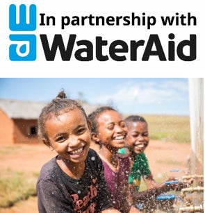 WaterAid/Ernest Randriarimalala 学校に完成した給水設備で手を洗う子供たち(マダガスカル)