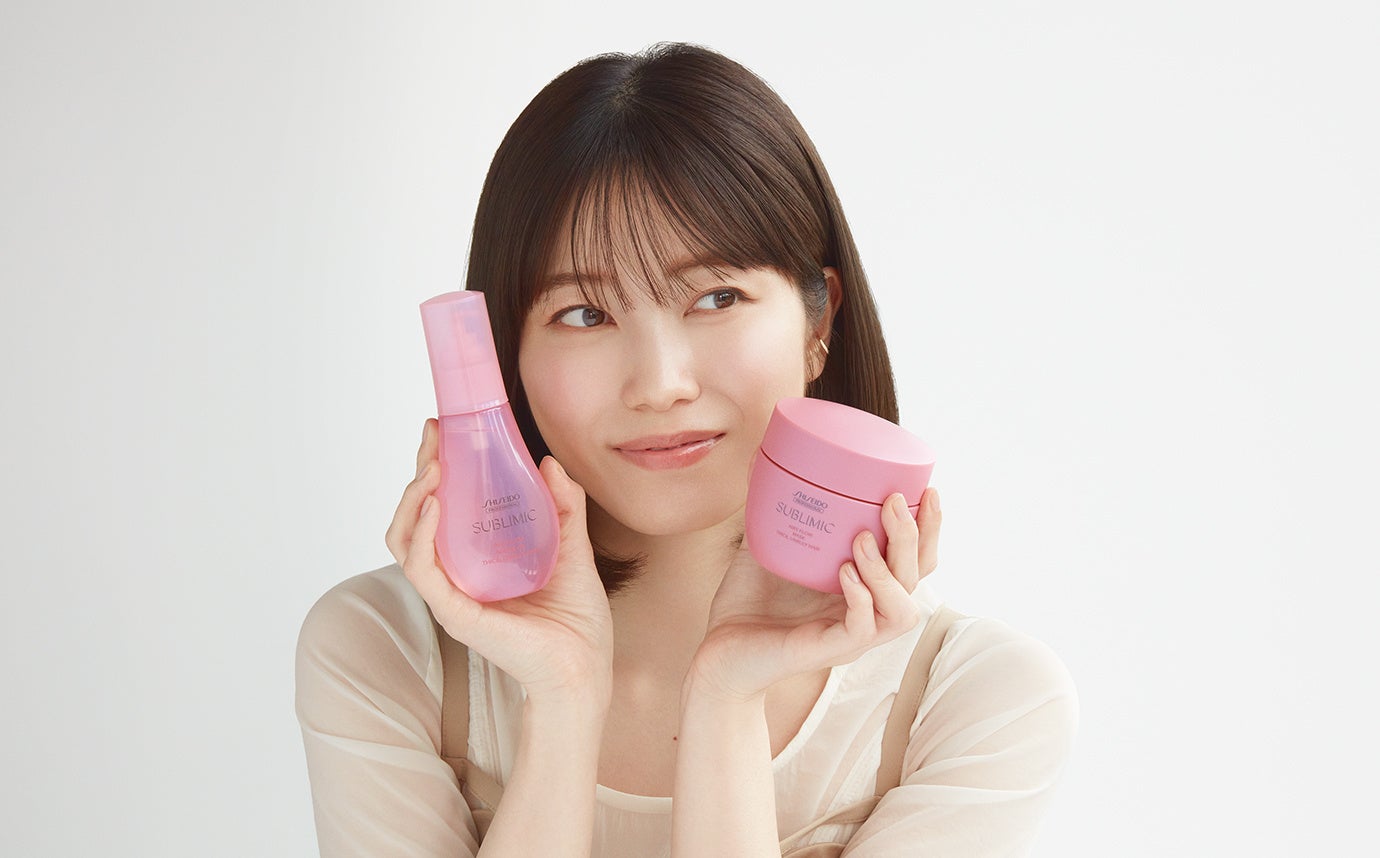 (左から)エアリーフロー シアーオイル 100mL ¥3,520、同 マスク(THICK, UNRULY HAIR) 200g ¥4,730 ※表示価格は参考小売価格(税込)です。店舗によって異なる場合があります。