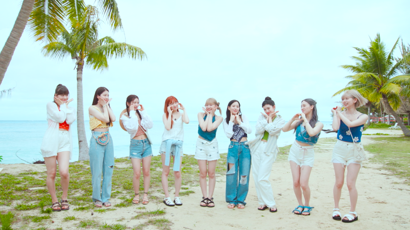 ホワイトサンドが1㎞に渡って続く「マイクロビーチ」をお散歩。遠浅の穏やかなサイパン島西側の海は、サンセットの美しさでも有名。