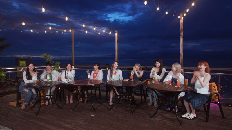 「サイパンワールドリゾート」の「サンセットビーチバー」でサイパン旅を語るメンバー。左からMAKO、RIMA、MAYA、NINA、RIO、MAYUKA、AYAKA、RIKU、MIIHI。