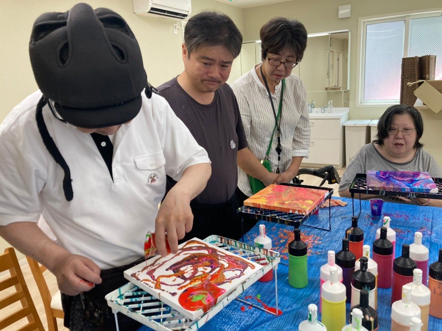 日中支援型障がい者グループホーム「ビーハック」でも開催!!元Jリーガーアーティスト「能登正人さん」と入居者さんとのアートワークショップを開催!!