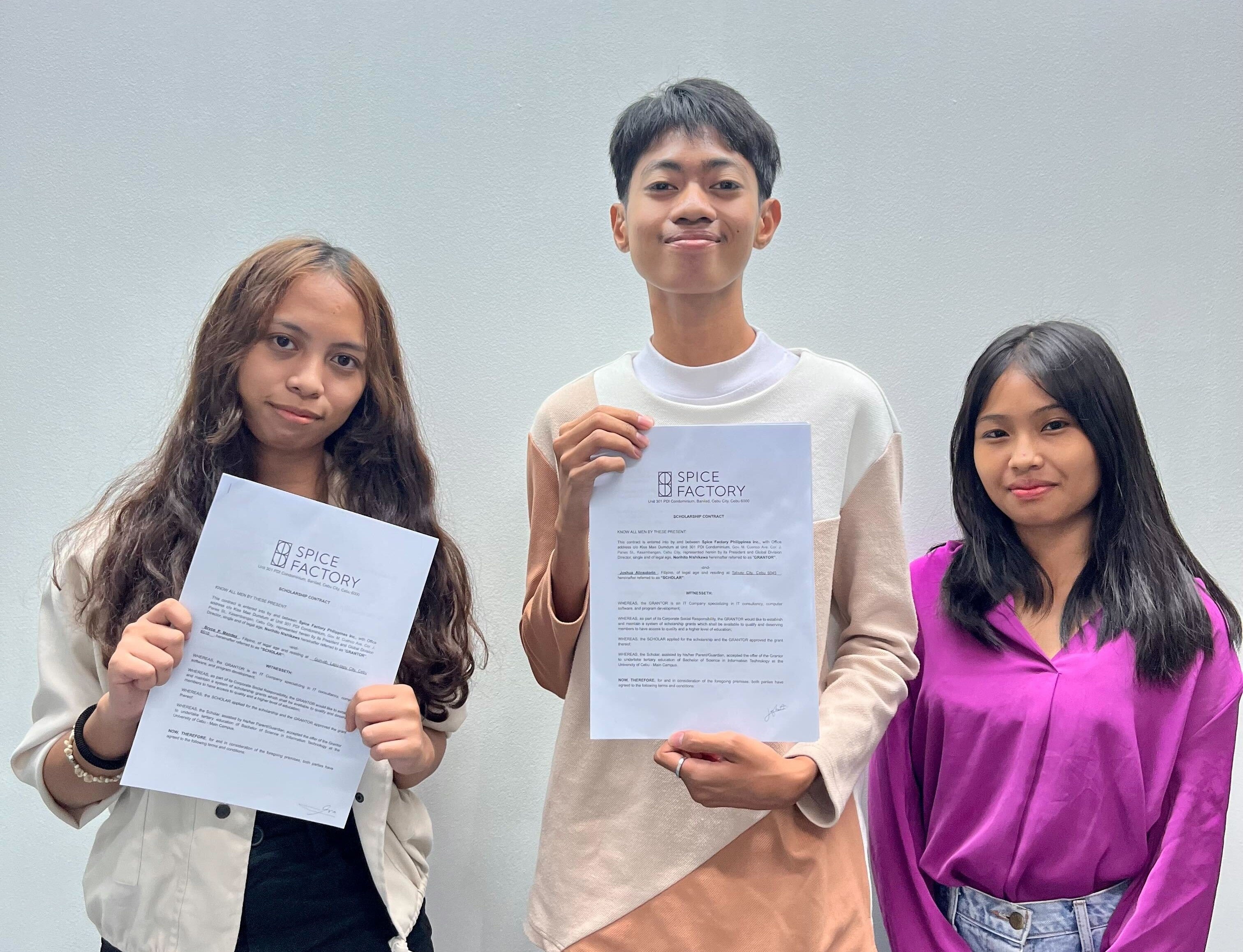 写真は左からBryce Mendesさん（セブ大学　1年生）、Joshua Alinsolorinさん（フィリピン大学　1年生）、Princess Villanuevaさん（セブ大学　2年生）