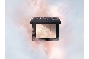 「ライトリフレクティング プリズマティックパウダー」に、太陽からインスピレーションをうけた温かな光のある新シェードが数量限定で登場!本日7月25日予約開始