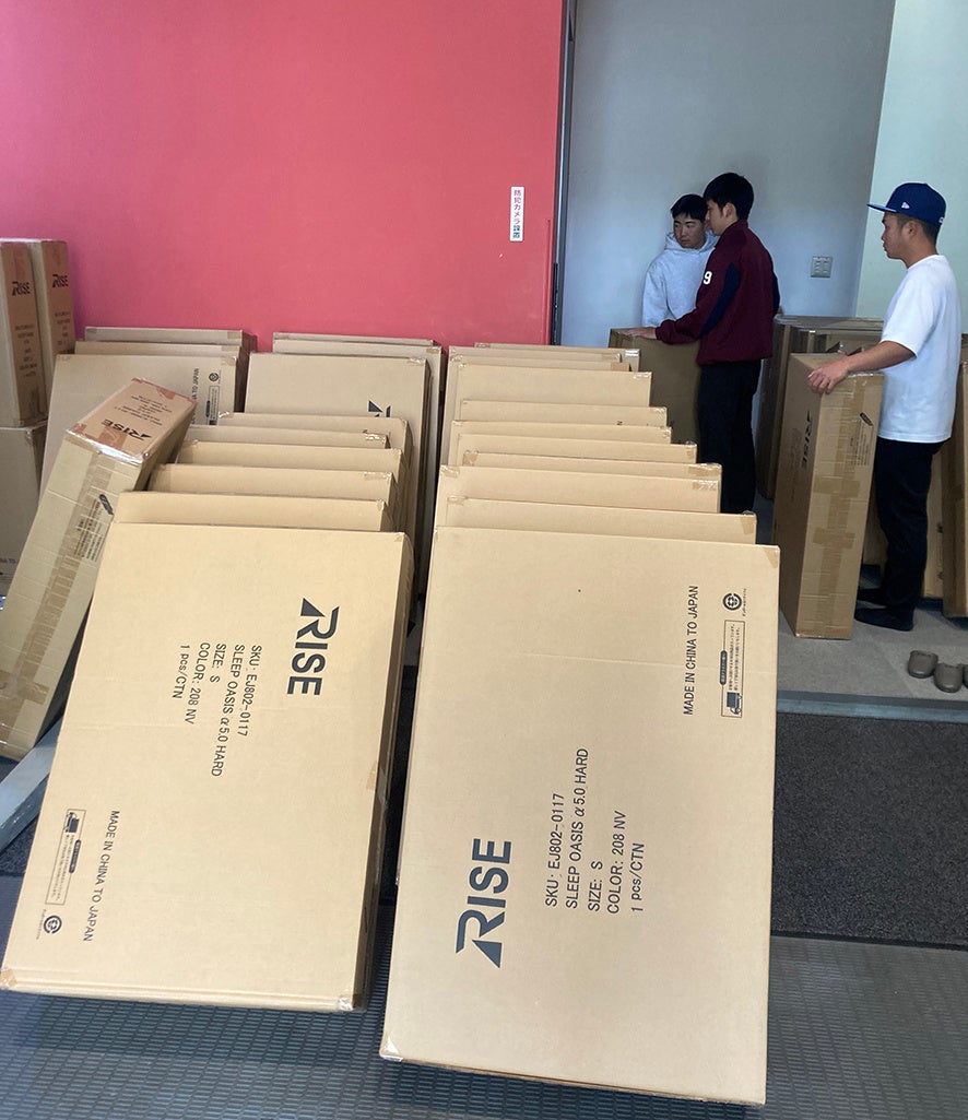 設置を手伝う学生の様子