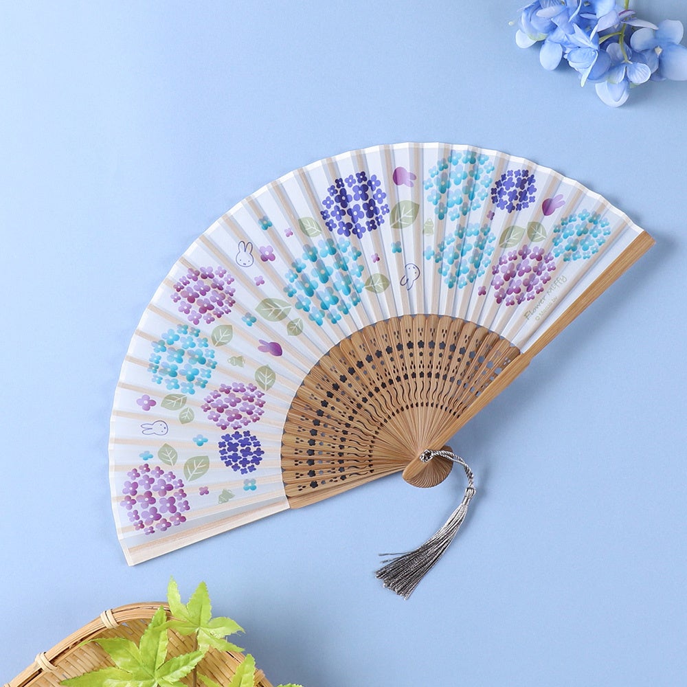 人気絵本ミッフィーのお花屋さん フラワーミッフィー にて 夏のお花 紫陽花 とミッフィーをデザインした扇子 全2種 を好評販売中 ベネリック株式会社のプレスリリース 人気絵本ミッフィーのお花屋さん フラワーミッフィー にて 夏のお花 紫陽花 とミッフィーをデザインした扇子 全2種 を好評販売中 ベネリック株式会社のプレスリリース