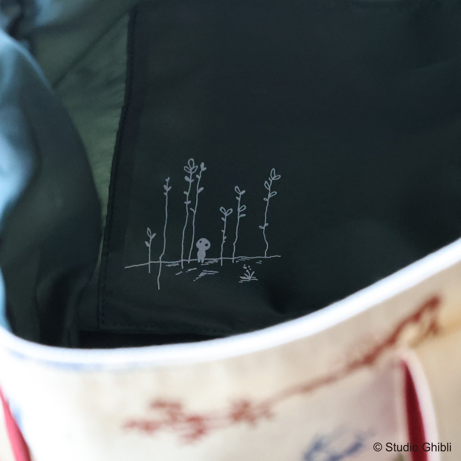 内ポケットにプリントされているコダマのデザイン