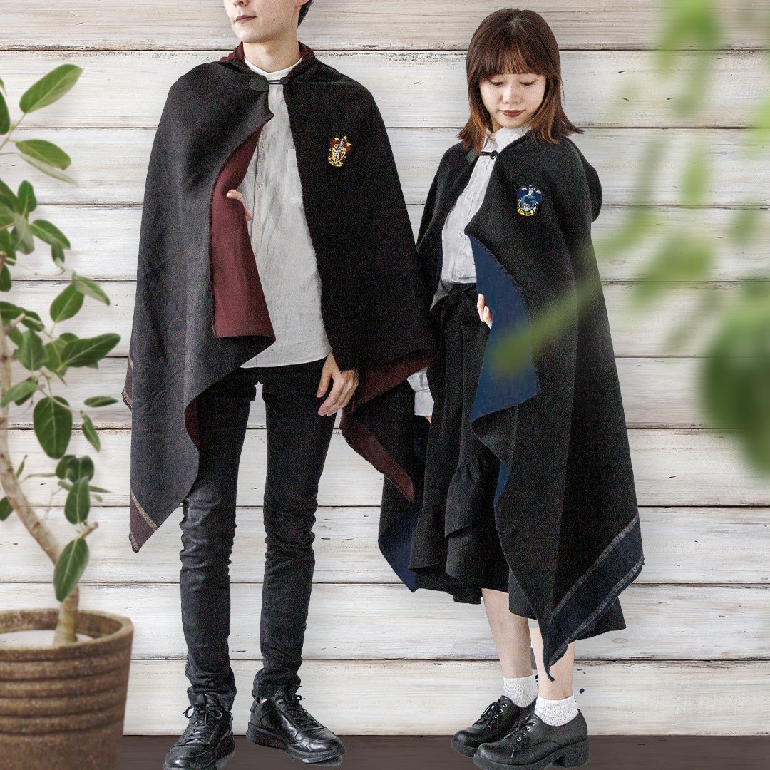 「魔法ワールド(Wizarding World)」のオフィシャル商品が揃う「ハリー・ポッター マホウドコロ」の人気商品“ローブ風ストール”にレイブンクローとハッフルパフが仲間入り!
