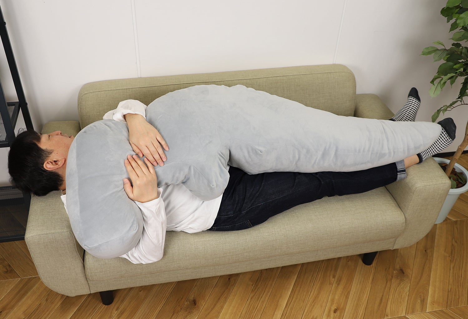 (使用イメージ)全長約125㎝で、体にフィットする柔らかな抱き心地を実現
