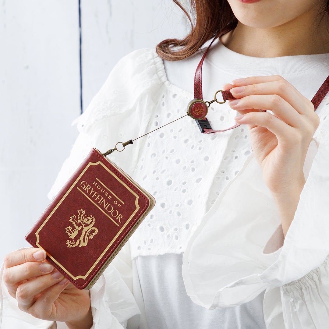 ※ストラップはリール式で伸縮可能